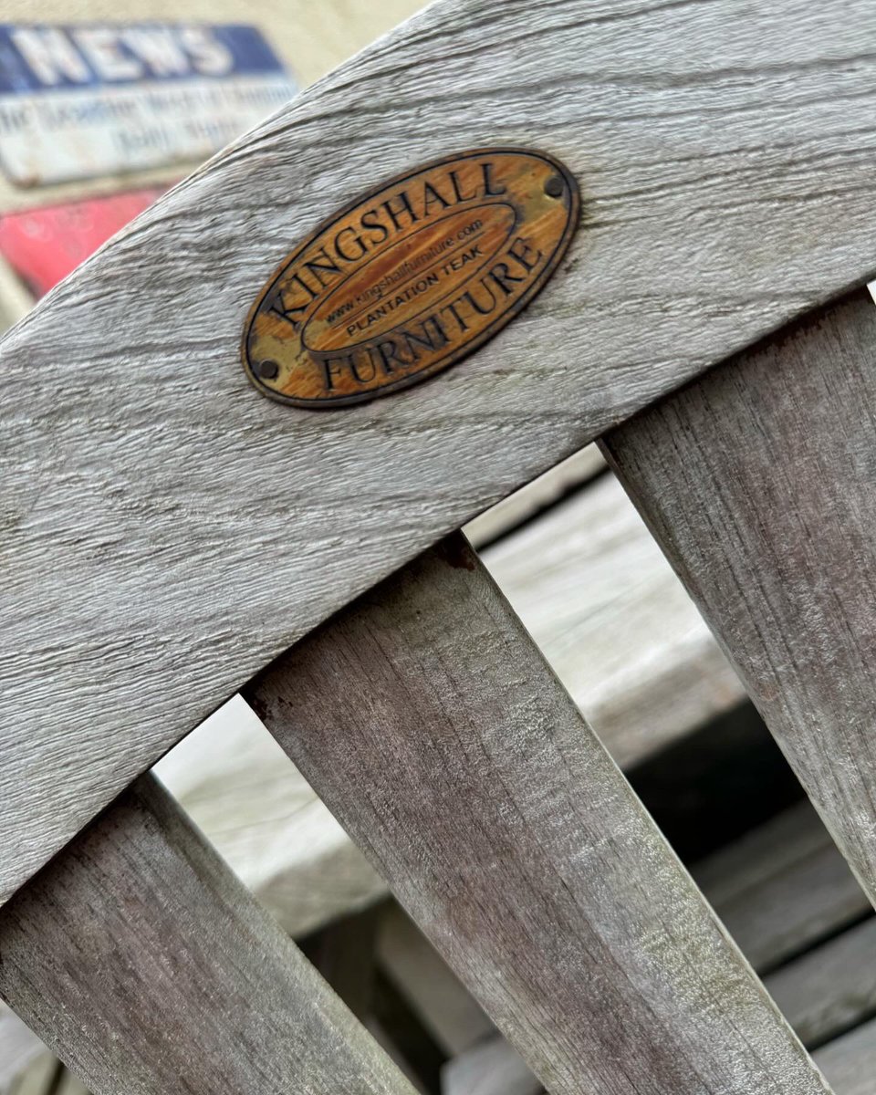 CentreAntique's tweet image. A New Arrival.
Beautifully Weathered
180cm Diameter
Kingshall Plantation Teak.
Solid round dining table with lazy Susan and 6 chairs.
Delivery Available.
Message for details.
Other outdoor sets available.
Open today in Lostwithiel from 10am

#vintagedining