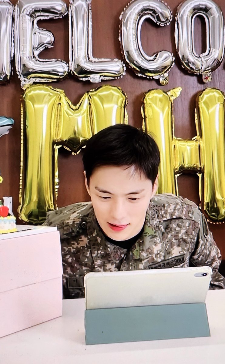 전역하자마자 팬들 본다고 어제 팩하고
피부관리 열심히 했다 그러고
다운펌도 했고 살도 빼고
급하게 올영가서 화장품 사가지구 메이크업하고
라이브 켰다그러고
아니 진짜 바로 팬들 본다고 잔뜩 신경쓰고 온
가나디 사랑스러워서 어떡함.....