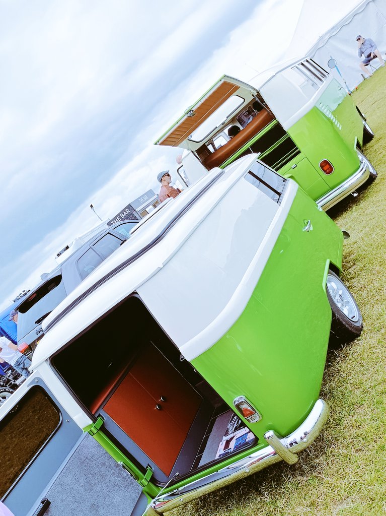 Look at this two coloured #Splitty and it's custom trailer. What do you think?