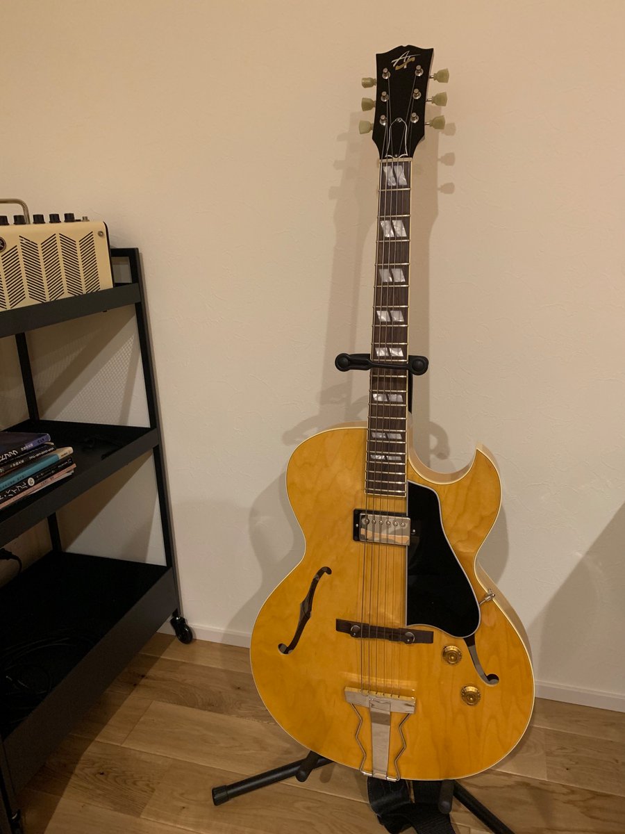 tomotargz's tweet photo. ジャズギターに憧れてギターを買いました。のんびり練習してます。 https://t.co/yutZrk8d2X