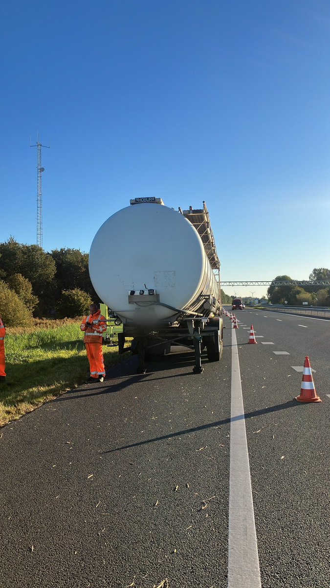 Op de A7 bij de Duitse grens richting #winschoten heeft een #vrachtwagen zijn oplegger geparkeerd. Het achterlaten van een voertuig op de vluchtstrook is gevaarlijk en verboden. De Berger is onderweg om de oplegger af te slepen. <a href="/RWSverkeersinfo/">Rijkswaterstaat Verkeersinformatie</a>
