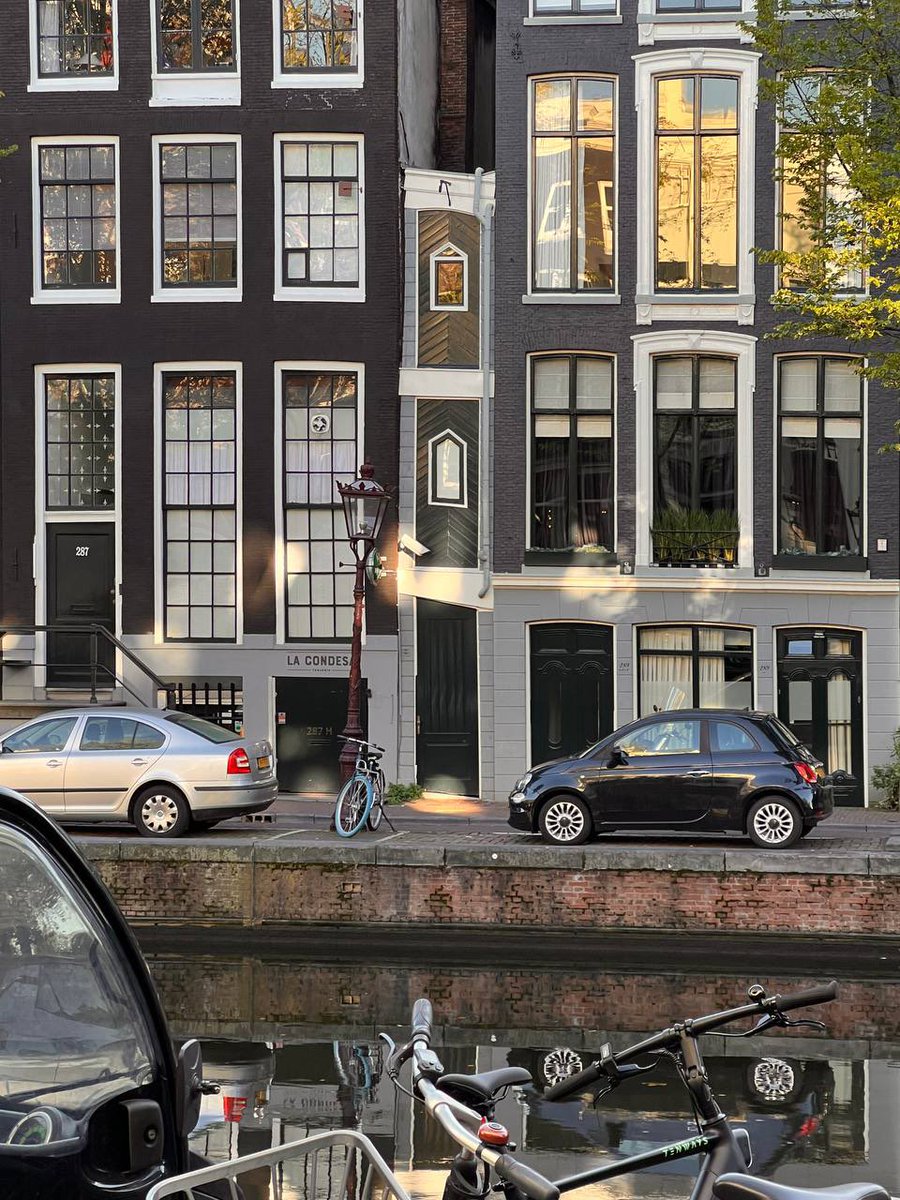 - Снимаю двухэтажный дом в центре Амстера 💅
- А площадь какая? 
- Да