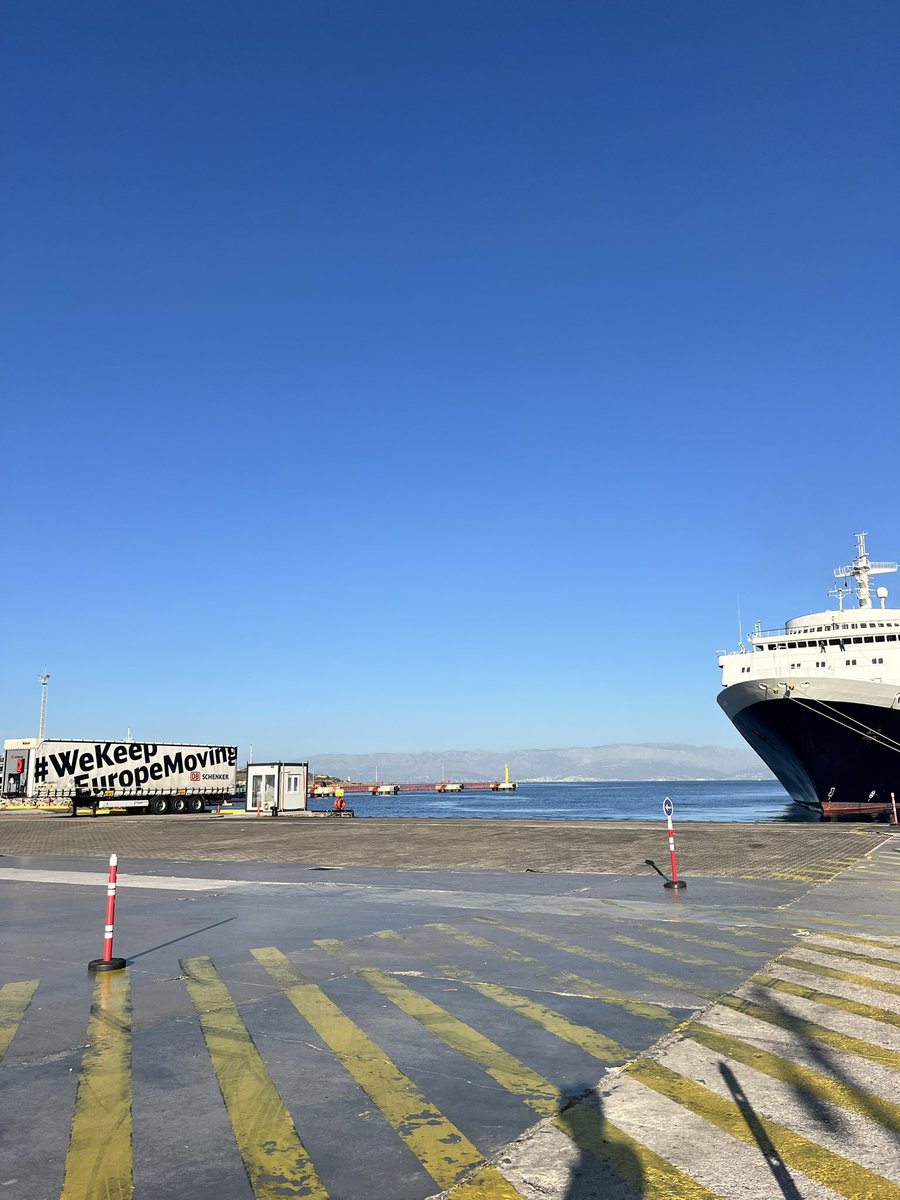 Bülbülü altın kafese koymuşlar, ah vatanım demiş. Mükemmel İzmir havasından herkese günaydın.