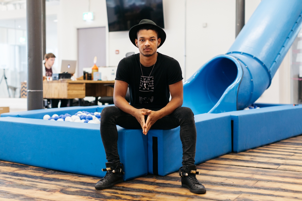 Si vous êtes entrepreneur ou aspirez à le devenir, ce livre va vous parler. 📖

Il dicte 33 lois que tous les entrepreneurs doivent suivre d'après lui.

Lui, c'est Steven Bartlee. Un gars qui a créé une agence de com' en Australie avec une croissance explosive.