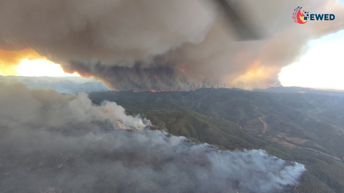 ❓What is an Extreme Wildfire Event (EWE)? 🔥🌪

👉A wildfire that, by modifying the structure of the atmosphere, propagates more quickly and burns more intensely than other wildfires.
👉Their behaviour can't be fully predicted.
👉All this makes it very difficult to fight them.