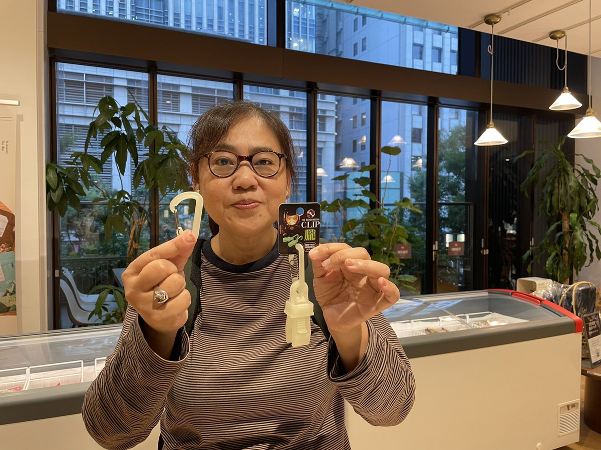 YOKAKYO's tweet image. 蓄光の女王、岡崎さん。
とにかく丈夫。だそうです。

#OUROBOROS 
#アウトドアグッズ 
#町工場