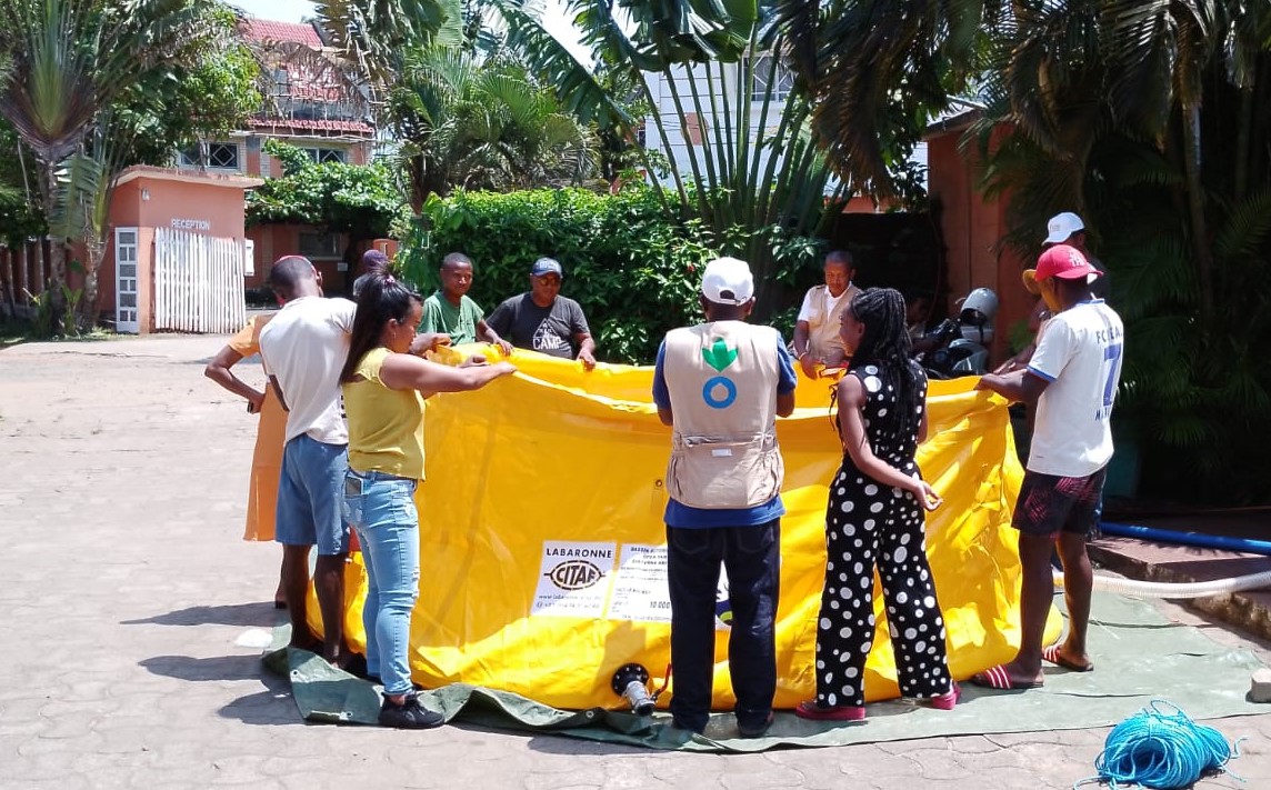 Région Fitovinany - Manakara 🌍
Renforcement des capacités des techniciens à l’utilisation de la station d’épuration d’eau CDF5000, avec <a href="/Aquassistance/">Aquassistance</a> et #ActionContreLaFaim. 
Un pas de plus pour une réponse plus rapide et adaptée aux urgences en #EauAssainissementHygiène !