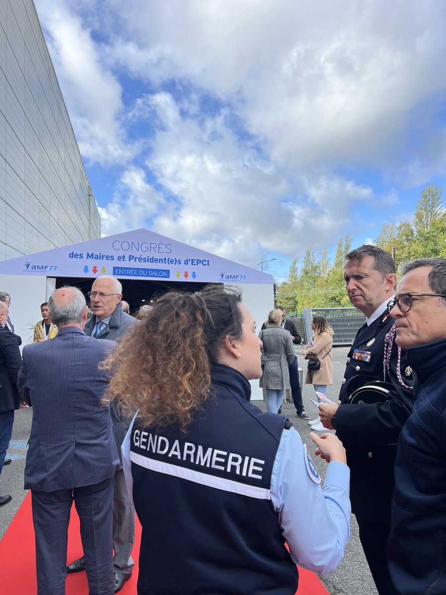 La commandante du groupement a participé à l'inauguration du Congrès des maires aux côtés du préfet ! Un moment clé pour échanger sur les enjeux locaux et renforcer les liens entre la gendarmerie et les collectivités. 🤝✨ #Sécurité #Gendarmerie