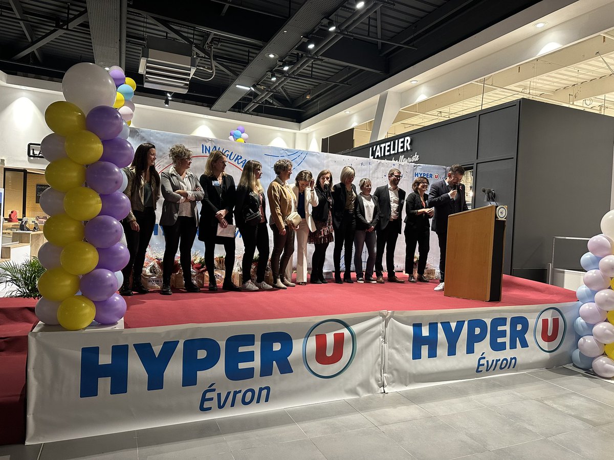 schelcher's tweet photo. Ce n'est pas tous les jours que j'inaugure un nouvel HYPER U chez @CooperativeU. C'est chose faite hier soir à Evron en Mayenne, où le SUPER U de Nathalie et Hubert Lechat a changé de dimension. Un très beau magasin à la pointe du non-alimentaire et des métiers du frais, avec beaucoup de préparations sur place par des équipes au top niveau. Surtout, notre associé a choisi une harmonie de couleurs sobres qui rend l'expérience d'achat très agréable. Le succès est déjà au rendez-vous ! A commencer par celui de la Semaine alsacienne que le magasin fête chaque année en octobre… Je souhaite pleine réussite à mes collègues et leur équipe ! C'était un très bon moment plein d'émotion.