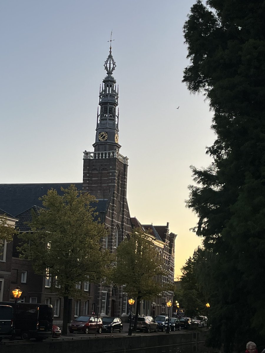 Nu 450 jaar geleden werd het haring en wittebrood uitgedeeld. Dat gebeurde eerst heel chaotisch, Leidenaren sprongen in het water van de Vliet. Daarom werd de uitdeling verplaatst naar de Lodewijkkerk. #450jaarLeidensOntzet Leidens