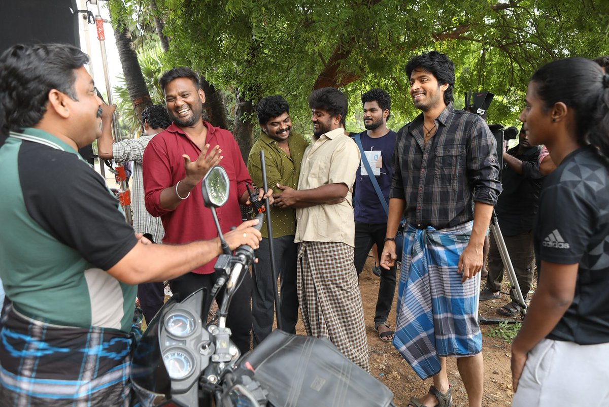 RednoolOfficial's tweet photo. Actor TSK Shares BTS Pics For Lubber Pandhu ❤️ | Attakathi Dinesh | Harish Kalyan 

#lubberpandhu #attakathidinesh #harishkalyan #TSK #BTSpics #cricket https://t.co/LiZhePlvCU