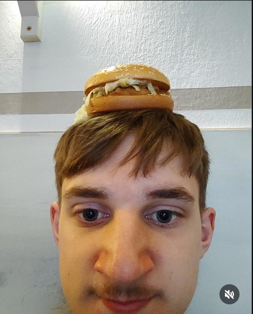 ITTABATTYA's tweet photo. VALAKI KÉR EGY HARIT A BÁTTYA BURESZÁBÓL CSÓRÓK? https://t.co/Fj4zo3Tc2u