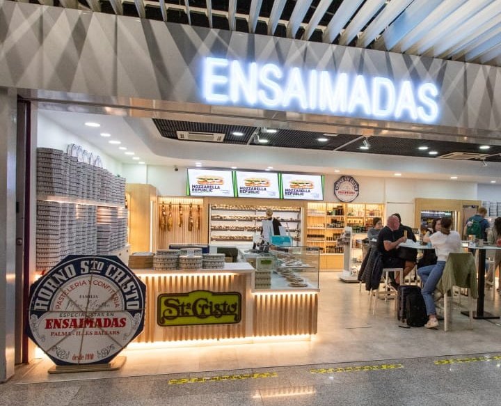 AssembSmallorcA's tweet photo. .@TomeuFigueral, 'Atracament a ensaïmada armada': "Aena obliga les empreses que elaboren ensaïmades a traslladar la seva seu a Madrid si volen rebre la concessió per vendre els seus productes a l’aeroport de Son Santjoan."
https://t.co/7wUjCzKUmc via @dbalears https://t.co/XHEoUneh8C