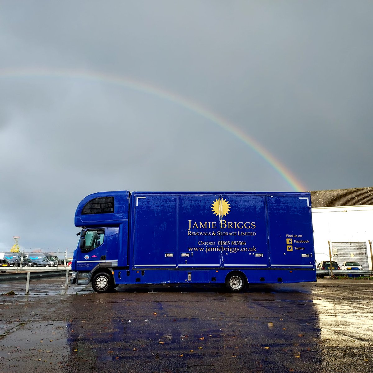 It's the eternal question that's baffled humanity for years. What's at the end of a rainbow? Seems like we might have an answer. ☀️🌧️🌈 🤣 #transport #removals #storage #endoftherainbow