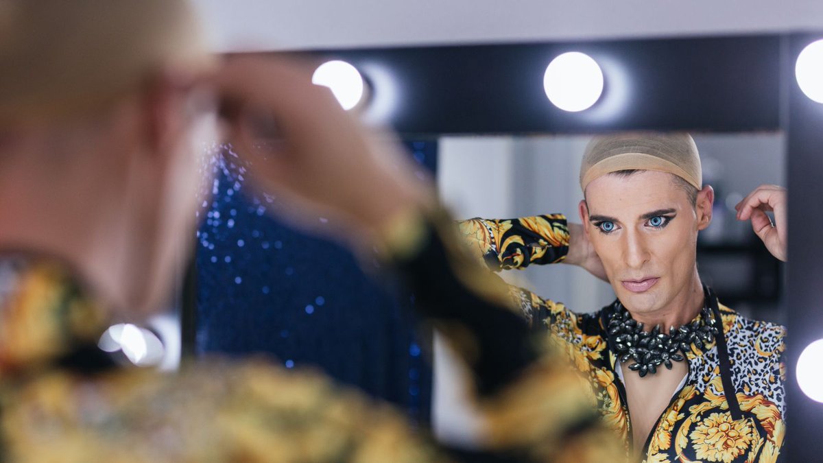 ArtiWig's tweet image. Wondering how to put on a wig like a pro? 💁‍♀️ Start with a wig cap, align the wig to your natural hairline, and secure it with clips or glue. Style and you're good to go!  #HowToPutOnAWig #WigTips #WigLife
Detail: artiwig.com/blogs/wig-tips…