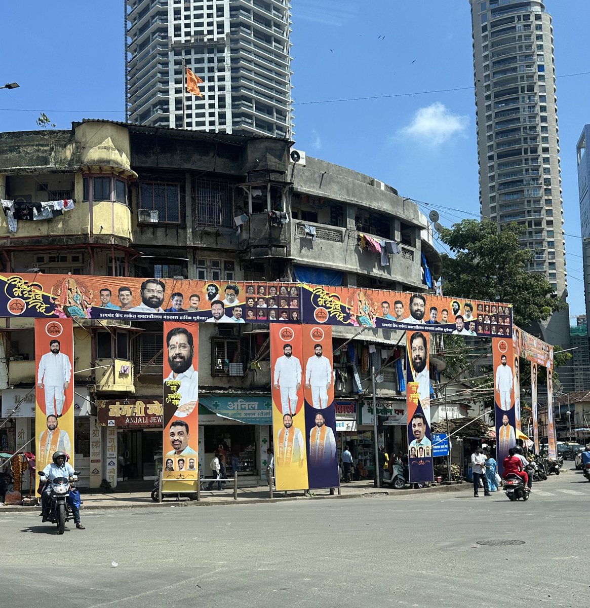 Political banners defacing Mumbai are not just an eyesore—they’re illegal. The Bombay High Court has made it clear: No political, religious, or commercial group can use public spaces for their gain. Yet, the streets are still cluttered. <a href="/mybmc/">माझी Mumbai, आपली BMC</a>, where’s the enforcement?
