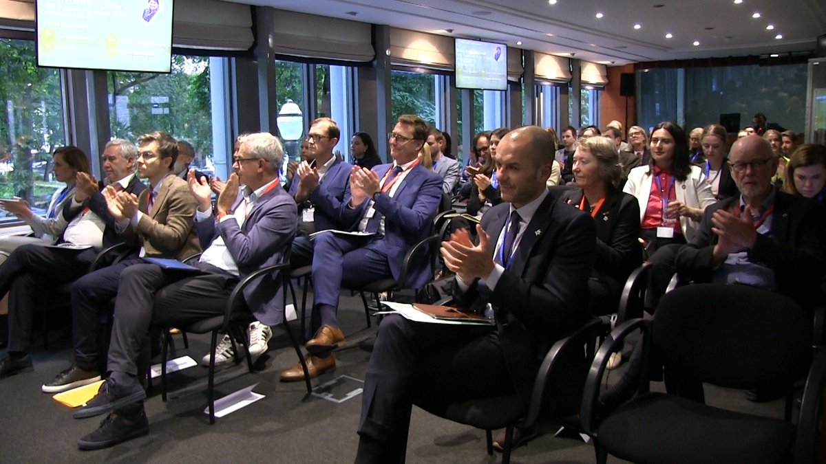 CCRECEMR's tweet photo. Yesterday, we hosted an inspiring 'MEPs Meet Local Leaders' event at the House of European Regions and Municipalities! 

With 80 participants, including 15 Members of the European Parliament, the atmosphere was inspiring.

#LocalGov #GreenDeal #CohesionPolicy #Sustainability https://t.co/W897ctP4HN
