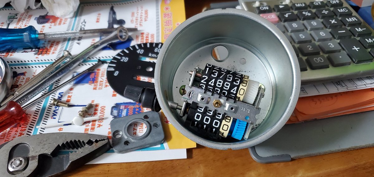 Hummer0920's tweet photo. GNくんの機械式スピードメーターが60km/hから上の領域で動きが鈍くなったので、ダンパーグリスアップ兼ねてオーバーホール
機械式タコもついでにバラして同じくメンテ https://t.co/c0PvJUZwgV