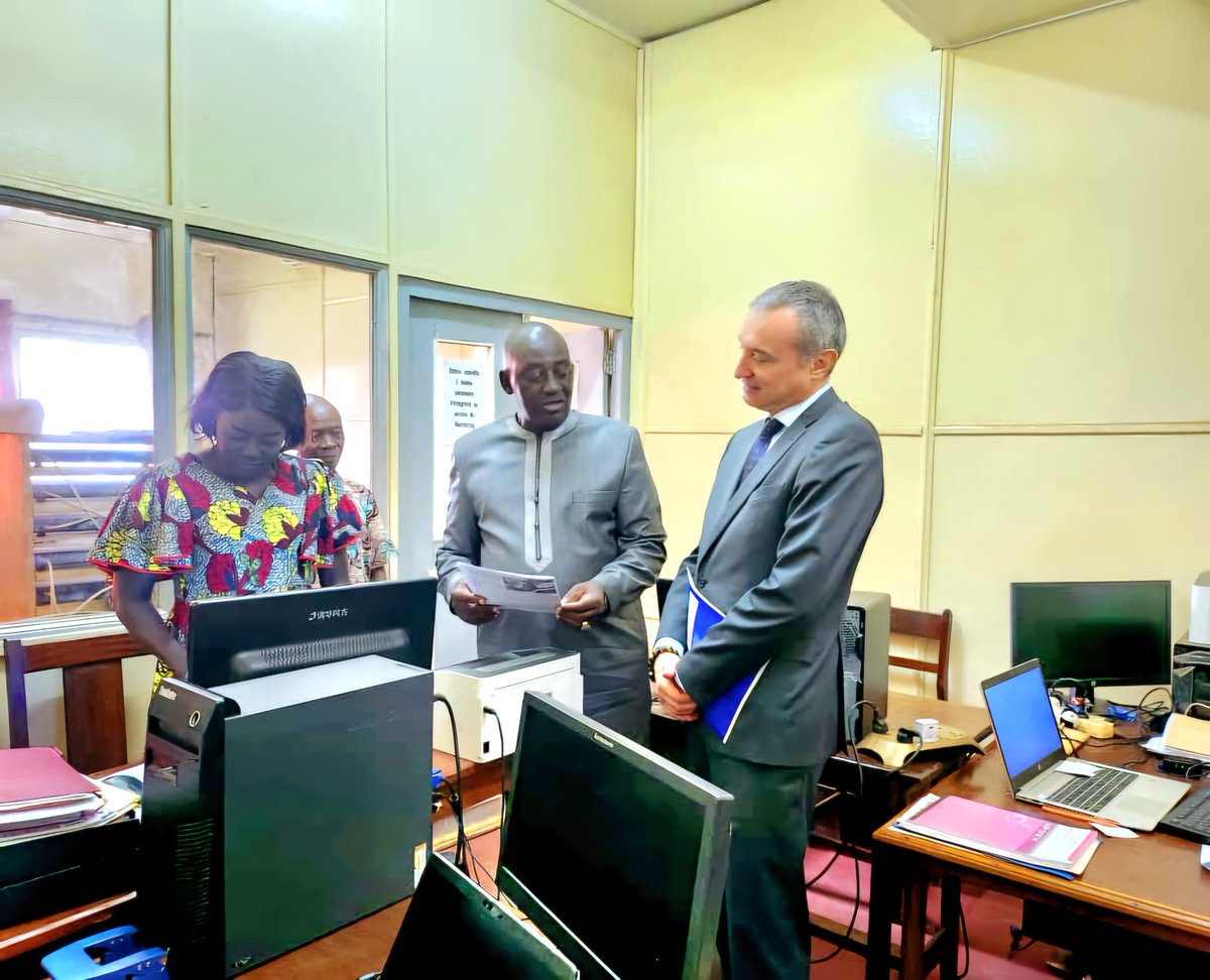UE_Centrafrique's tweet photo. L'Ambassadeur de l'UE en RCA, Diego Escalona Paturel a été reçu ce jour par le Président du Haut Conseil de la Communication José Richard Pouambi.
🇪🇺🇨🇫 Ensemble, luttons contre la désinformation.
#UE #RCA #Coopération
#HCC
#StopAtene https://t.co/UrCz8ay4P7