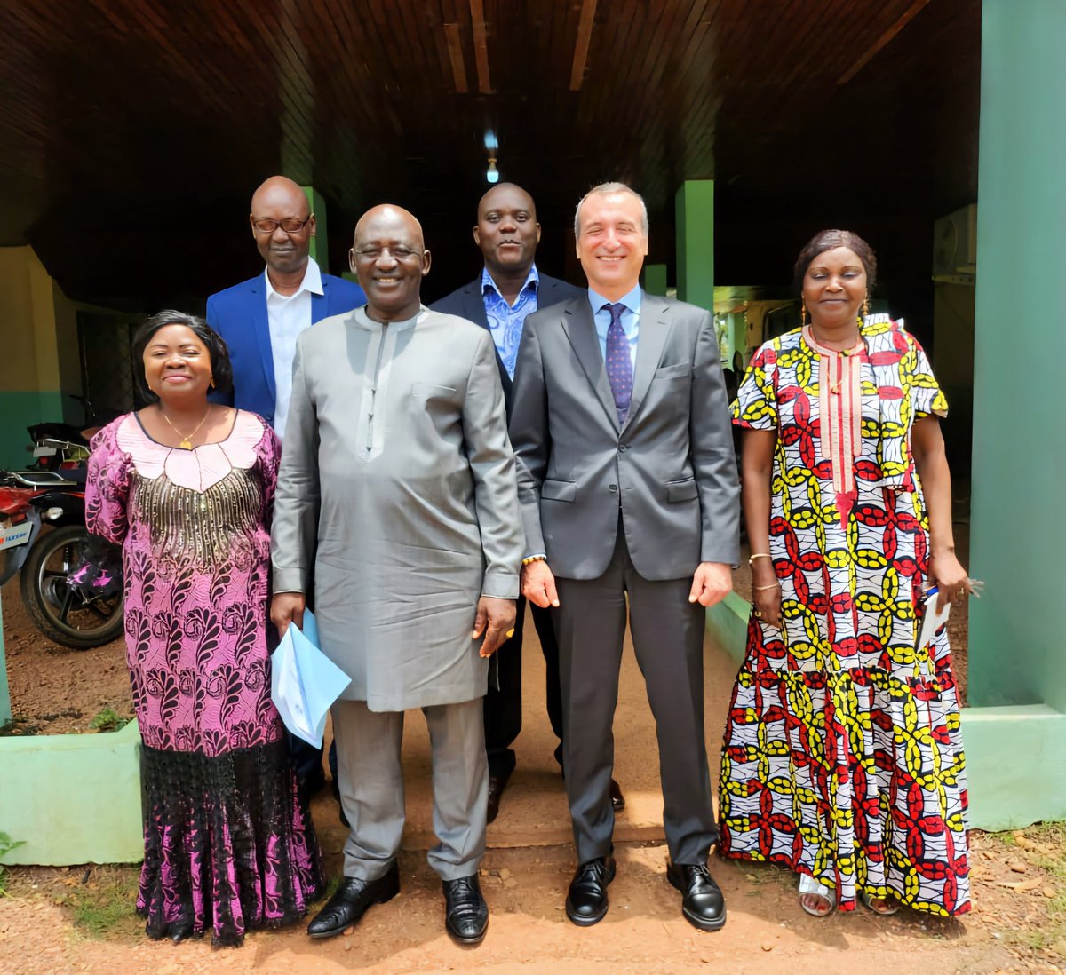 UE_Centrafrique's tweet photo. L'Ambassadeur de l'UE en RCA, Diego Escalona Paturel a été reçu ce jour par le Président du Haut Conseil de la Communication José Richard Pouambi.
🇪🇺🇨🇫 Ensemble, luttons contre la désinformation.
#UE #RCA #Coopération
#HCC
#StopAtene https://t.co/UrCz8ay4P7