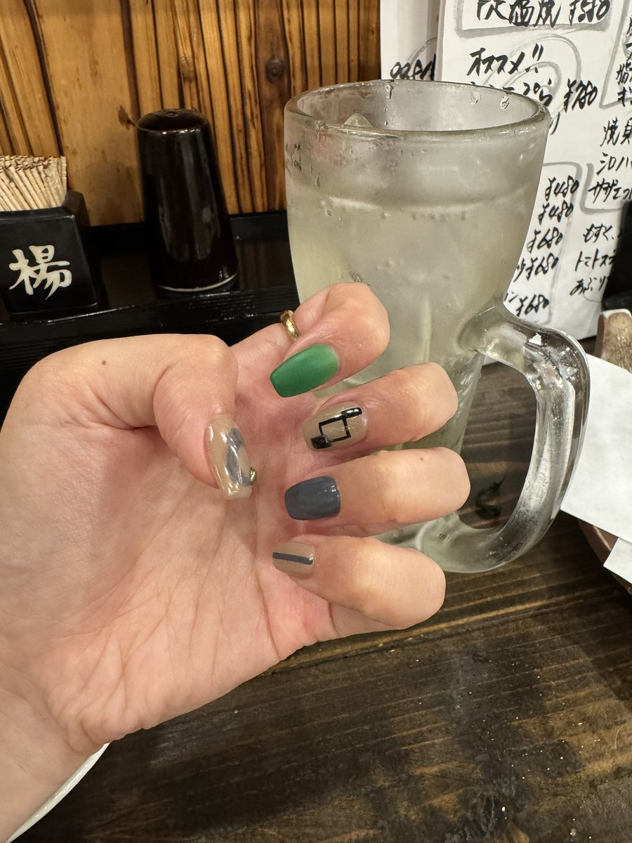 husss21's tweet photo. 気の合う友達とお酒飲む時間ほんまに楽しいハッピー　自分が素でおれる人と飲むのって幸せよなぁ　ネイル変えました💅 https://t.co/8Yaol5PWUl