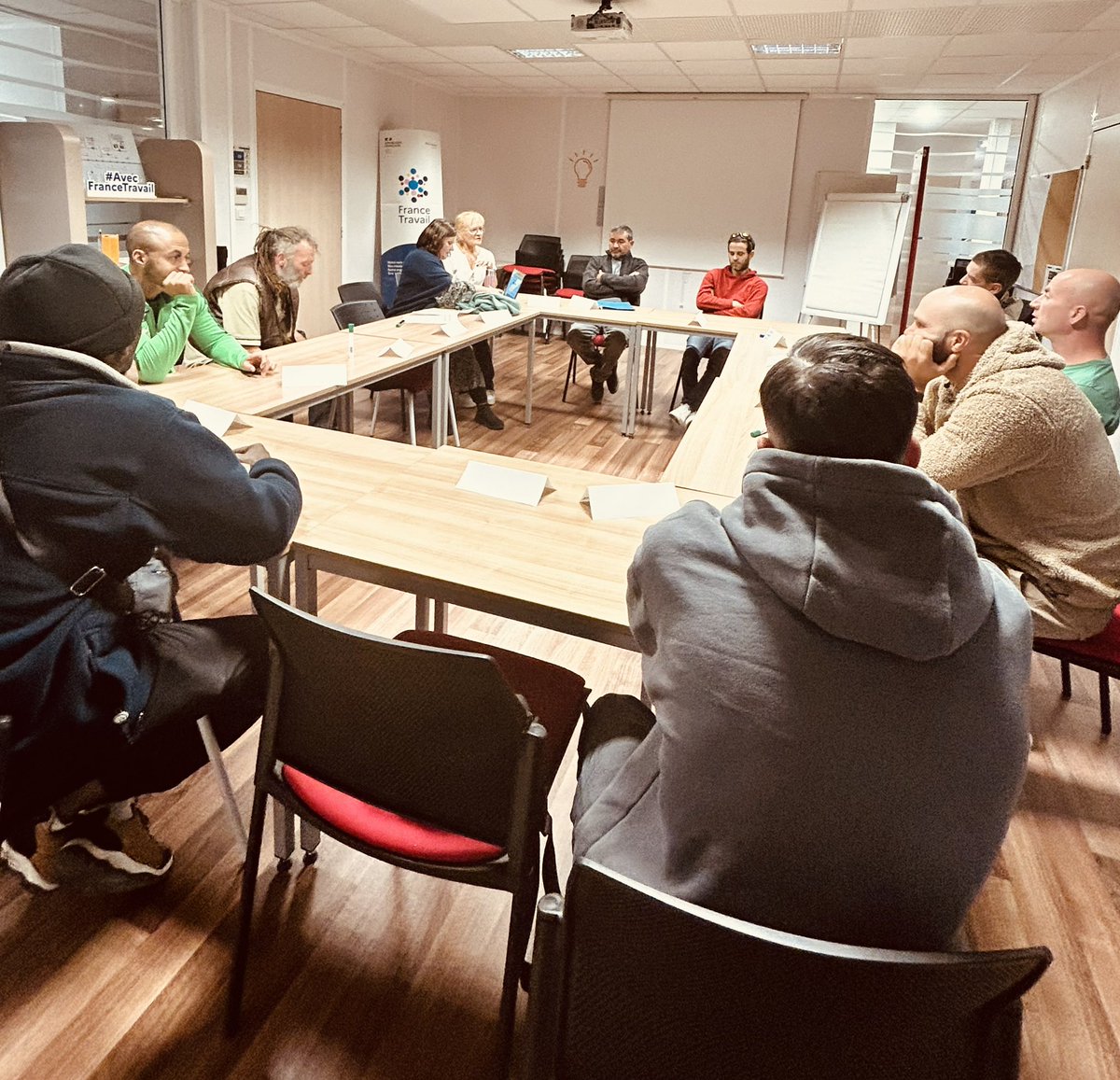 👉Ce matin, l’agence <a href="/FranceTravail/">France Travail</a> #lezignancorbieres reçoit les demandeurs d’emploi du secteur du bâtiment.
✔️Points sur les profils 
✔️Prestations d’accompagnement 
✔️Mises en relations avec des employeurs 

#allervers #accelererlesrecrutements 
<a href="/paulopyf/">paul lagache</a> <a href="/jf_delporte/">JF Delporte</a>