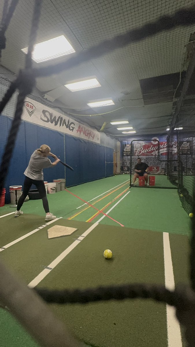 L_Wheeler2028's tweet photo. Working on engaging my hips more and full extension drills last night at hitting. Trying to get more power into my swing and work on exit velocity. #swingangry #smashhouse https://t.co/KNtjfhSJal