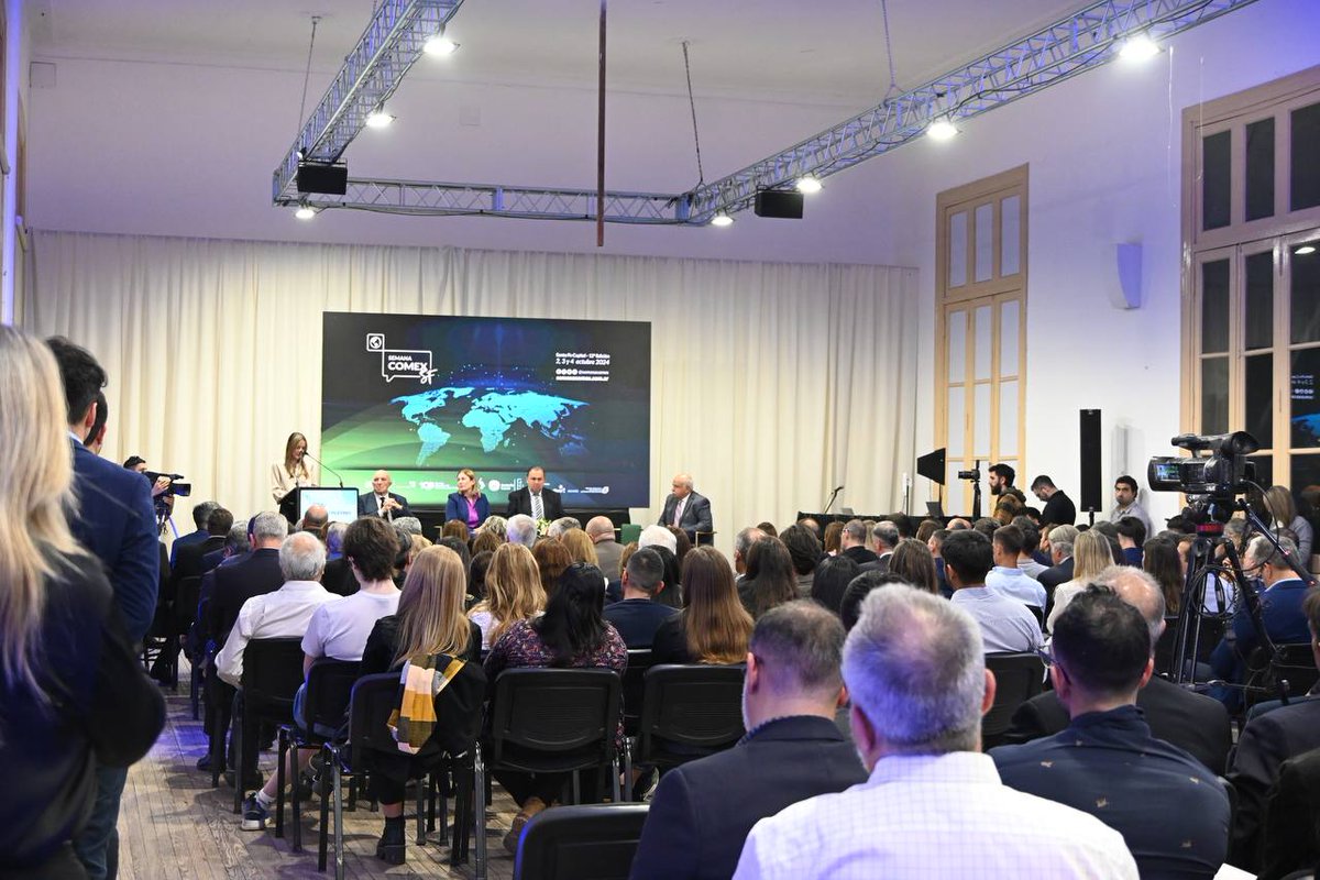 PacoGaribaldi's tweet photo. Comenzó en Santa Fe la @semanacomexsf, el evento de comercio exterior más grande del país, que reúne a representantes del sector productivo de toda nuestra región. Durante tres días se dictarán charlas de especialistas y autoridades nacionales y rondas de negocios, con presencia internacional. 

Es un evento que genera oportunidades para nuestro sector productivo, permitiéndole crear lazos, planificar estrategias y proyectar su desarrollo. Nos vemos ahí!