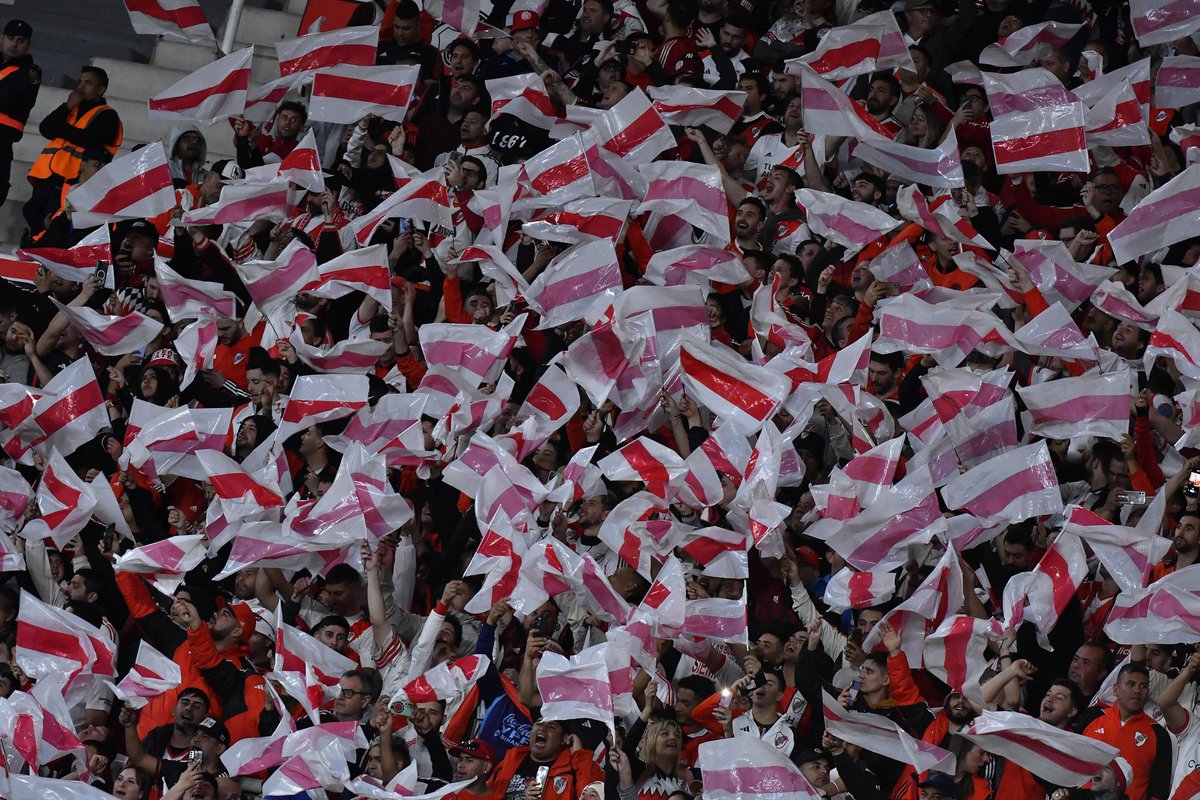 fmriverespasion's tweet photo. #RIVER | Por el uso de pirotecnia en la tribuna visitante del estadio Mario Alberto Kempes en el partido de ida correspondiente a los octavos de final de la Libertadores contra Talleres, el 14 de agosto, la Conmebol le aplicó una multa de US$ 8.000 al club por ser reincidente. https://t.co/9bpHGv8iUY