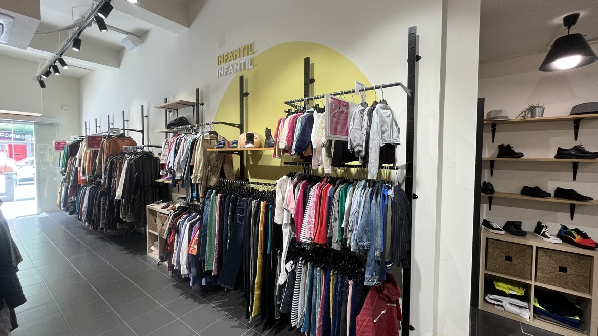 ArropaValencia's tweet photo. ✨ ¡Novedades! ✨

Remodelamos nuestra tienda en Benimaclet (C/ d'Emili Baró, 15)  🛠️👗Nueva zonificación, aire acondicionado e imagen de @RedKoopera Moda re-♻️

📍¡Ven y conócela!
--
Parte del proyecto "Transformando tiendas que inspiran conciencia" de "Moda Re- Inditex 2024". https://t.co/LDzPLHFcFF