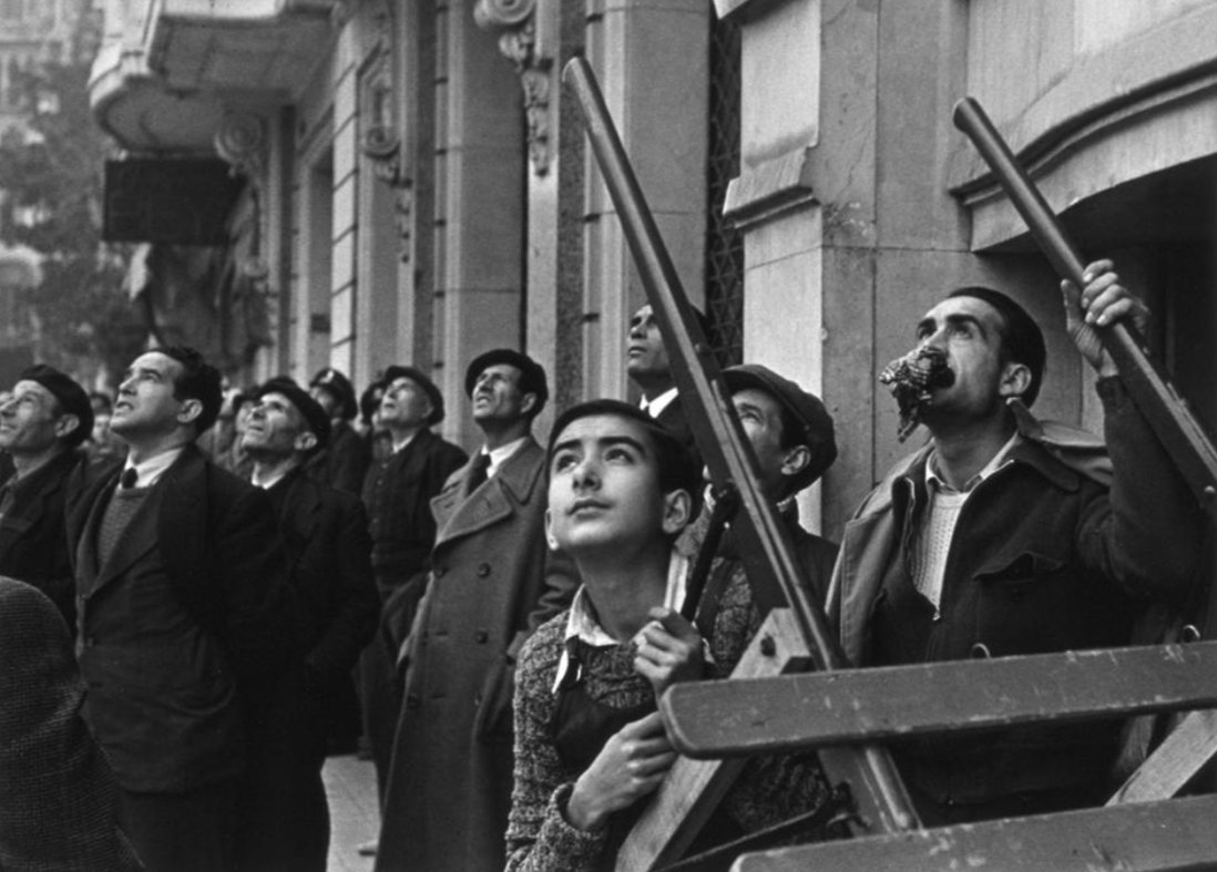 K_Lubakitik's tweet photo. 1937ko maiatzean Robert Capa, argazkilari famatua, euskal lurretan izan zen eta Bilbok pairatutako bonbardaketetako bat bizi izan zuen.
Sirena hotsen artean, jendea edozein babeslekuren bila korrikan ari zela, bere kamerak ez zuen huts egin. https://t.co/Uu0tidb7XQ