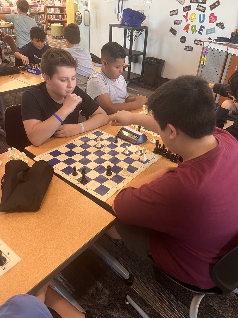 HarvardJrHigh's tweet photo. A look into the latest chess meeting at HJHS library ♟️
Un vistazo al último encuentro de ajedrez en la biblioteca del HJHS ♟️

#harvardrising #jrhornetsrising #cusd50 @cusd50 @HarvardD50 #HJH https://t.co/r5wUwpAOaU