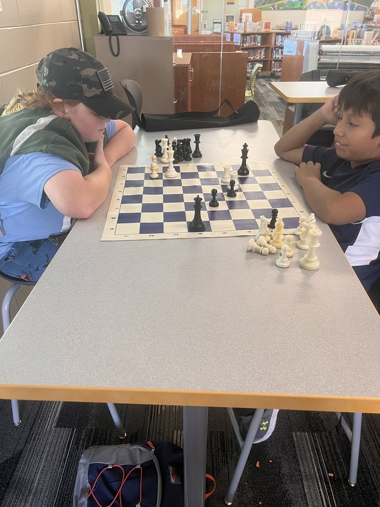 HarvardJrHigh's tweet photo. A look into the latest chess meeting at HJHS library ♟️
Un vistazo al último encuentro de ajedrez en la biblioteca del HJHS ♟️

#harvardrising #jrhornetsrising #cusd50 @cusd50 @HarvardD50 #HJH https://t.co/r5wUwpAOaU