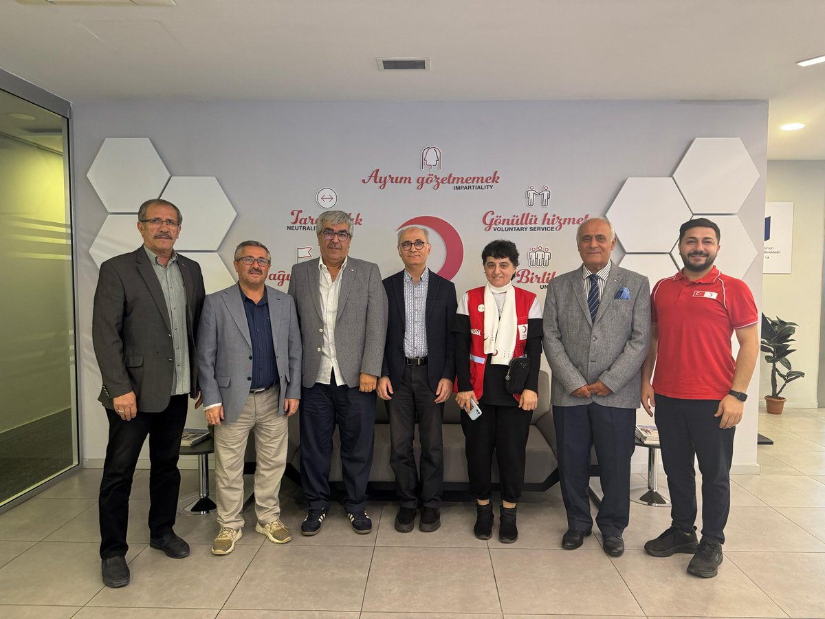 KizilayKurumsal's tweet photo. Bahçelievler Şube Başkanımız Sadullah Hazar, Zeytinburnu Şube Başkanımız Ayhan Balcı ve beraberlerindeki heyetler, Genel Sekreterimiz Murat Ellialtı ile Genel Sekreter Yardımcımız Şükrü Can’ı ziyaret ederek şube çalışmalarıyla ilgili bilgi verdiler. https://t.co/oXb6AlcdHT