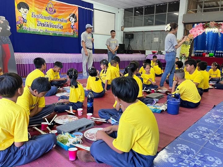 tiyapics's tweet photo. แล้วโจเลือกที่จะเลี้ยงหมูทะที่โรงเรียนบ้านเกิด แล้วก็แจกทุนการศึกษาให้น้องๆด้วย น่ารักจังง้วน ไม่มีเวลาว่างไปเลยให้คุณแม่เป็นธุระจัดการให้ แล้วเอนดูคุณแม่ทำเสื้อไอจีโจริญด้วย555555555 คุณแม่น่าร้าก https://t.co/2MBztCEIzQ