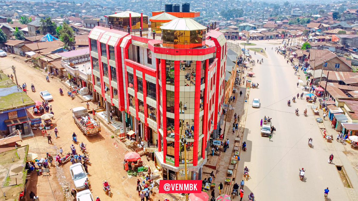 Bienvenue à Butembo, ville commerciale du Nord-Kivu. Bien qu'elle ne soit pas le chef-lieu d'une entité administrative, elle s'est développée grâce à la détermination de ses habitants. Construite par leur travail acharné, Butembo est devenue un centre névralgique du commerce