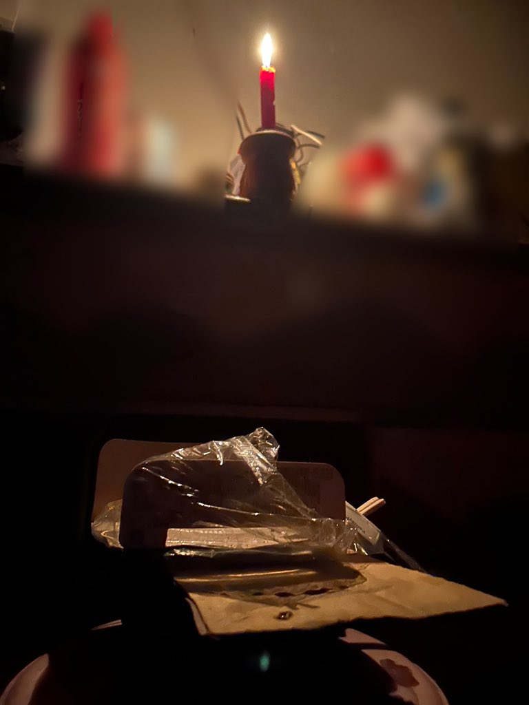 Crow19850813's tweet photo. ロマンチックじゃないのキャンドルライトディナー
電気一体何時来るの？
ちなみに下のは食べ終わったの晩餐 https://t.co/oBevVr4Ktf