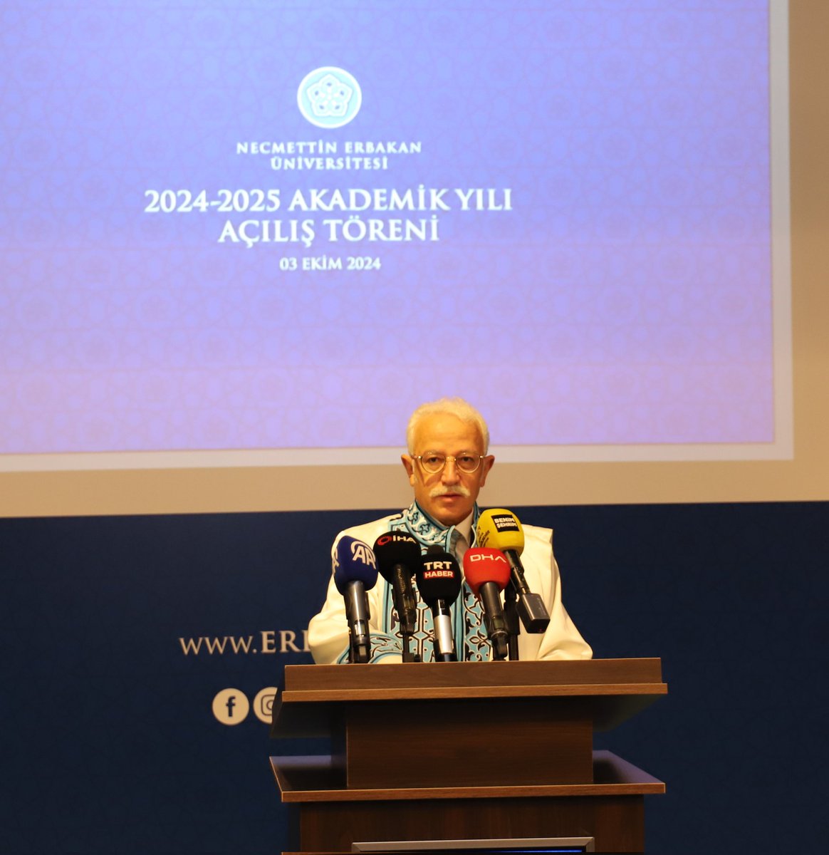 Açılış programlarımızı teşrif eden Sayın Valimiz, Sayın Büyükşehir Bel. Başkanımız, Sayın Rektörlerimiz ve protokolümüzün çok değerli üyelerine teşekkürlerimi sunuyorum.

Yeni akademik yılımızın ülkemize, sevgili öğrencilerimize ve değerli hocalarımıza hayırlı olmasını diliyorum.