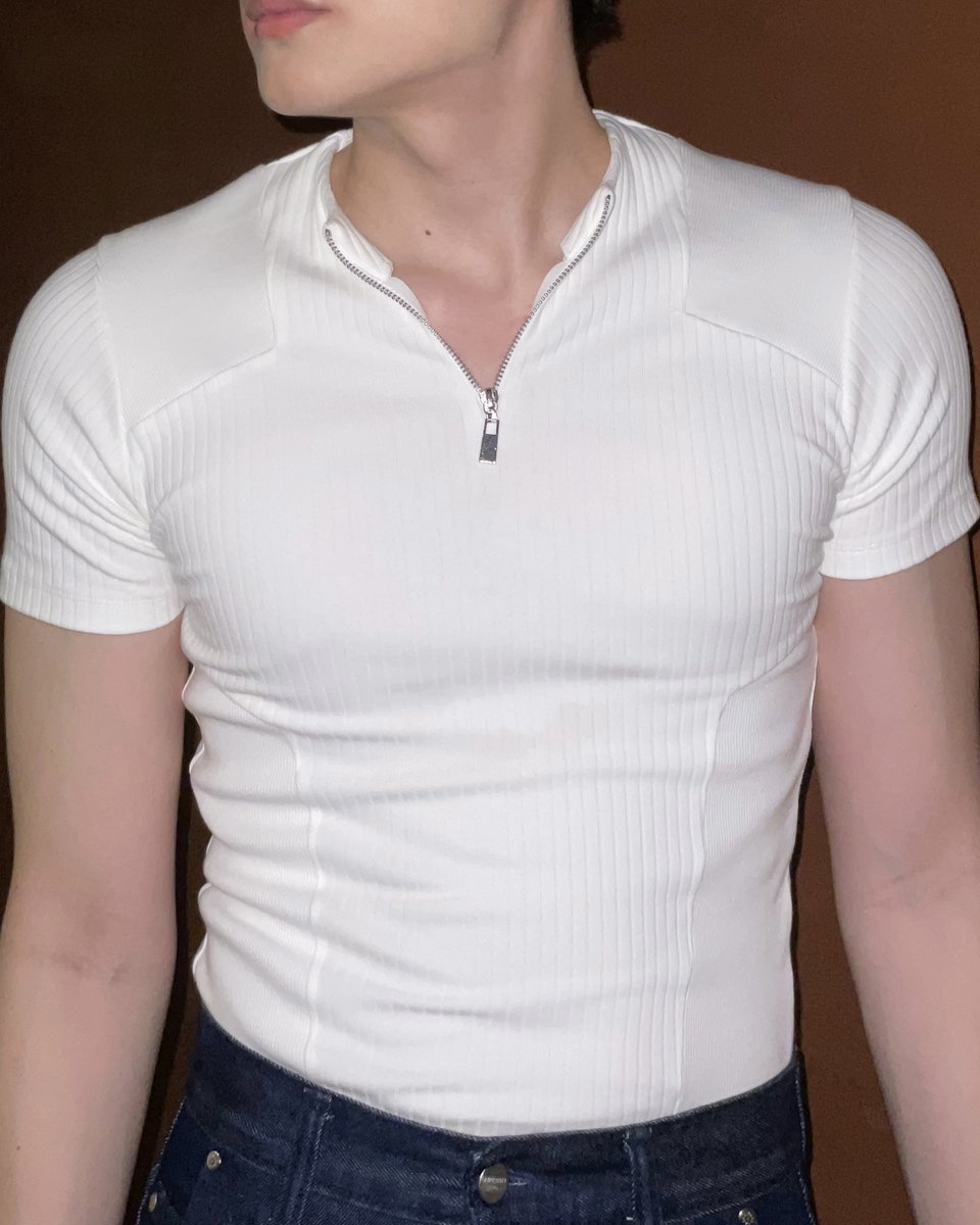 oshipntn's tweet photo. ให้ทายว่าเสื้อตัวนี้ไซซ์ไร? 555 https://t.co/9PsC0ICW9Q