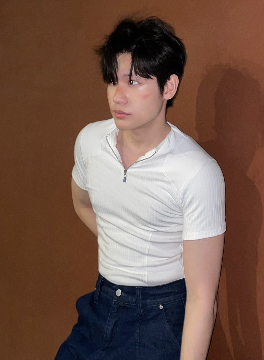 oshipntn's tweet photo. ให้ทายว่าเสื้อตัวนี้ไซซ์ไร? 555 https://t.co/9PsC0ICW9Q