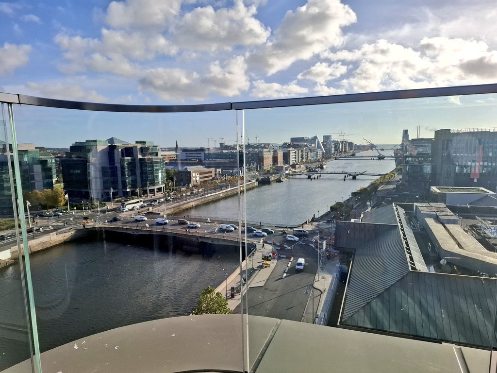S1mpleS1mon's tweet image. The view from the roof garden in our new office. 😍 #HowsTheSerenity