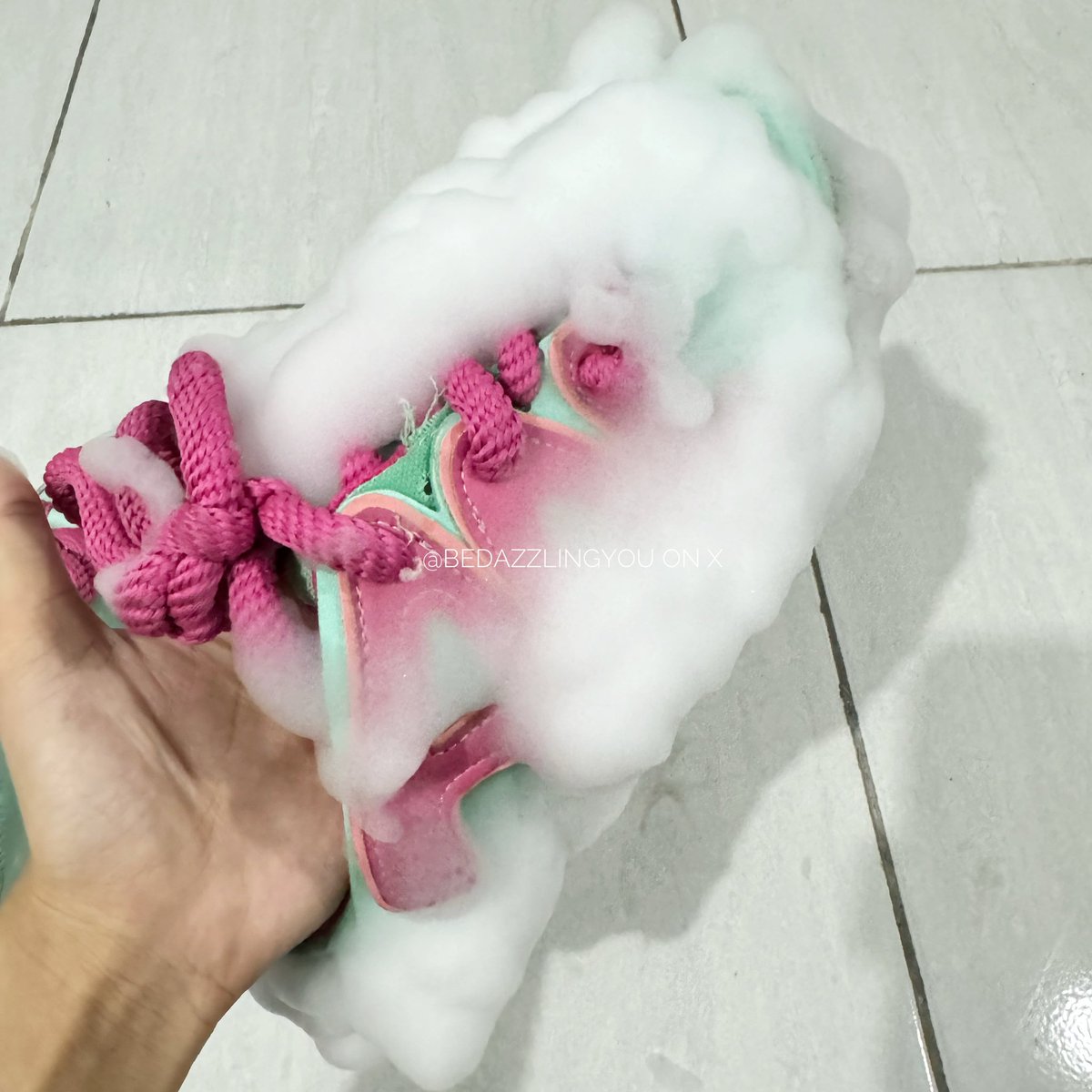 bedazzlingyou's tweet photo. setelah nyobain beberapa foam cleanser, UDAH GAK LAUNDRY SEPATU LAGI DAN LIFE CHANGER BGT 😭👍🏻

kali ini aku nemu yg satset SEMENIT KELAR, MUDAH, MURAH 30RIBUAN, GAK PAKE BASAH bisa dipake berkali kali 🫵🏻

buat helm, sepatu, tas, jaket, sofa, jok/dashboard mobil bisa ✅ https://t.co/BwlcaqScVp