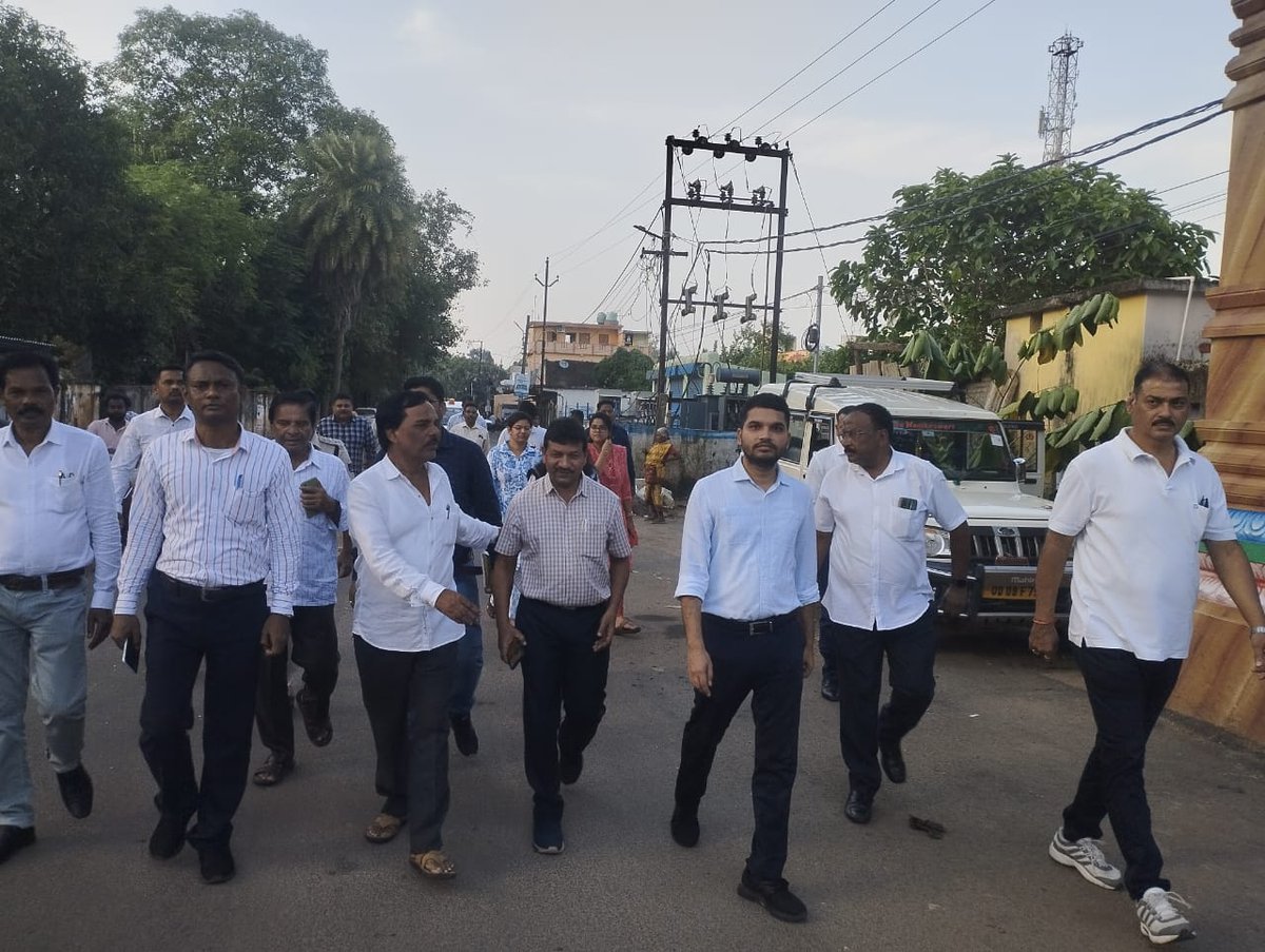 DmKalahandi's tweet photo. Collector along with committee members of Maa Manikeswari Chhatar Yatra visited Jenakhal to Maa Manikeswari temple to see the preparation of ensuing Chhatar Yatra.
@Culturedeptt https://t.co/bcY7Xu1I1y
