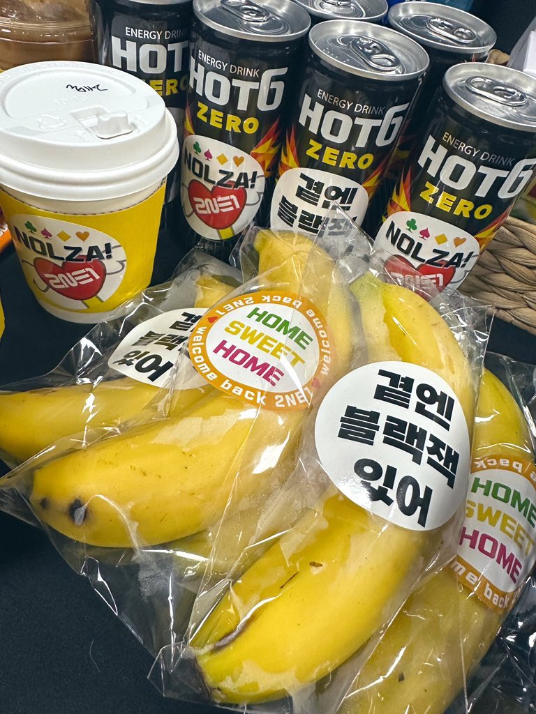 krungy21's tweet photo. 커피차 문구만 봐도 이미 눈물이….. 😢😭😭😭 후우… 내일 우리 울리지마라 ㅠㅠ 라이브로 공연해야된다 흑흑흑…….. 블랙잭과 투애니원이 다시 만나다니…………… 🫨😲😭😭😭 현실이네…….. ♠️♥️ https://t.co/DFcN9O5ojh