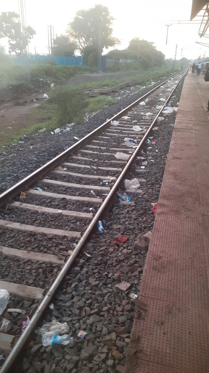 urjaking's tweet photo. #Garbage thrown all across #tracks at #hadapsar_railway_station by Cleaning #staff from express #trains ending at #hadapsar .
#cleanindia
#swattchbharat 
@drmpune @Central_Railway @RailMinIndia @GM_CRly https://t.co/HGEb5F9d3r