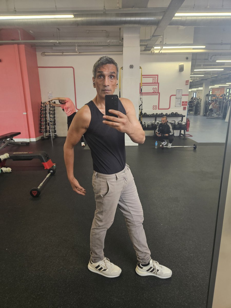 HasinShaid's tweet photo. Beautiful weather in #London very mild i feel good  ##gym #fitness #FitFam #HealthyLife #gymmotivation #gyml I luv ❤️  it  ✨️  I'm touching 55 ✨️💪🙏 https://t.co/KCN1tfUEit