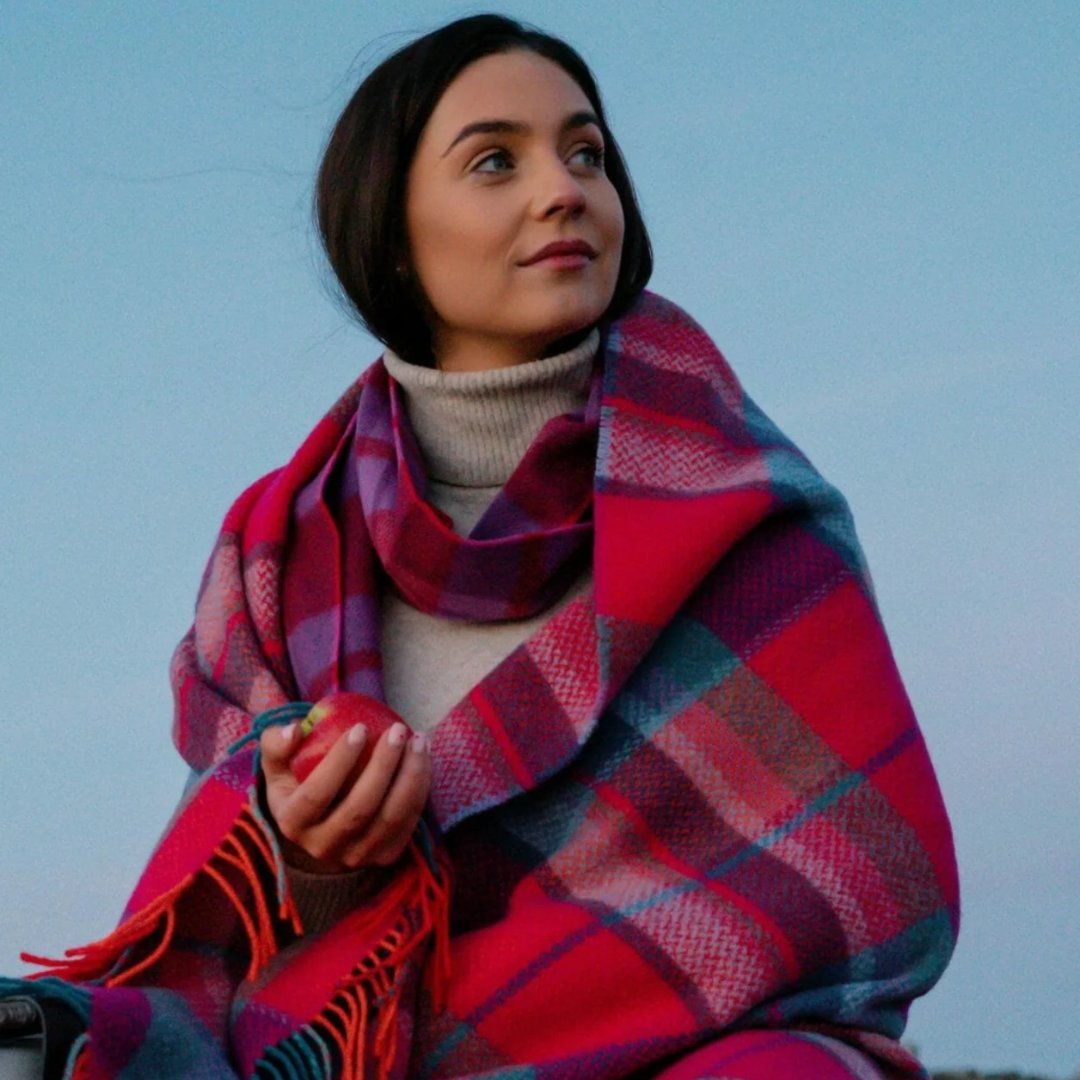 SkelligGifts's tweet image. This John Hanly Cashmere Merino Throw is the perfect addition to any home. Crafted from merino wool and cashmere, it's luxuriously soft and warm, making it ideal for all seasons.

#IrishGifts #Throw #WoolThrow