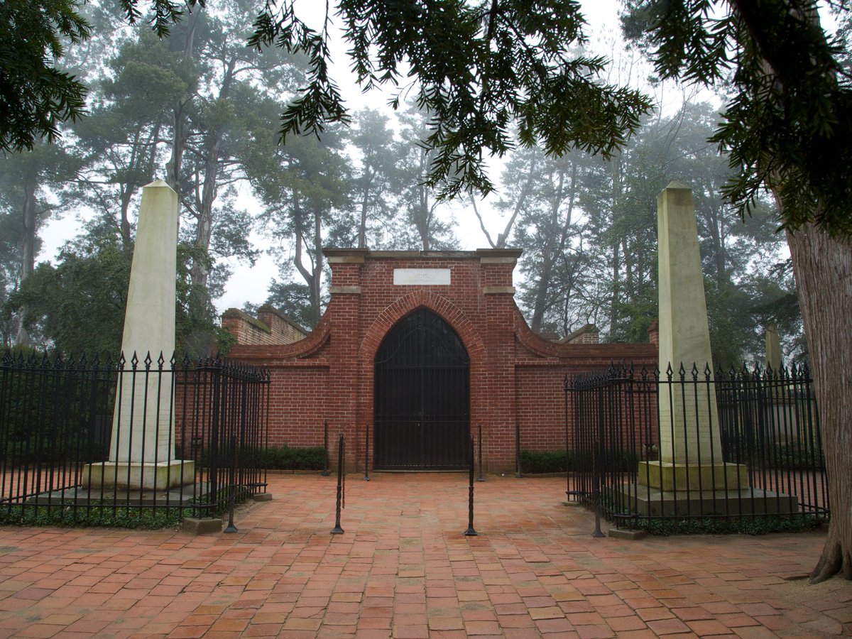 MountVernon's tweet photo. #SpookySeason is upon us! 👻 🎃 Every Thursday this month, we will share ghost stories of Mount Vernon as part of our #FallFrights series. In 2006, an interpreter by the Tomb witnessed an ectoplasm in the far right corner of the Tomb. Read the full story: https://t.co/b6B5xZDi5p https://t.co/oDyffvnsxW