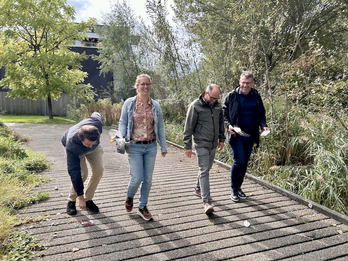 𝐃𝐫𝐚𝐚𝐠 𝐛𝐢𝐣 𝐚𝐚𝐧 #𝐒𝐤𝐣𝐢𝐧𝐖𝐞𝐭𝐭𝐞𝐫, 𝐨𝐨𝐤 𝐭𝐢𝐣𝐝𝐞𝐧𝐬 𝐣𝐞 𝐥𝐮𝐧𝐜𝐡𝐩𝐚𝐮𝐳𝐞! Maak samen met je collega’s een korte wandeling en verzamel onderweg #zwerfafval in de buurt van water. Een simpele en effectieve manier om bij te dragen aan een schoner Friesland!