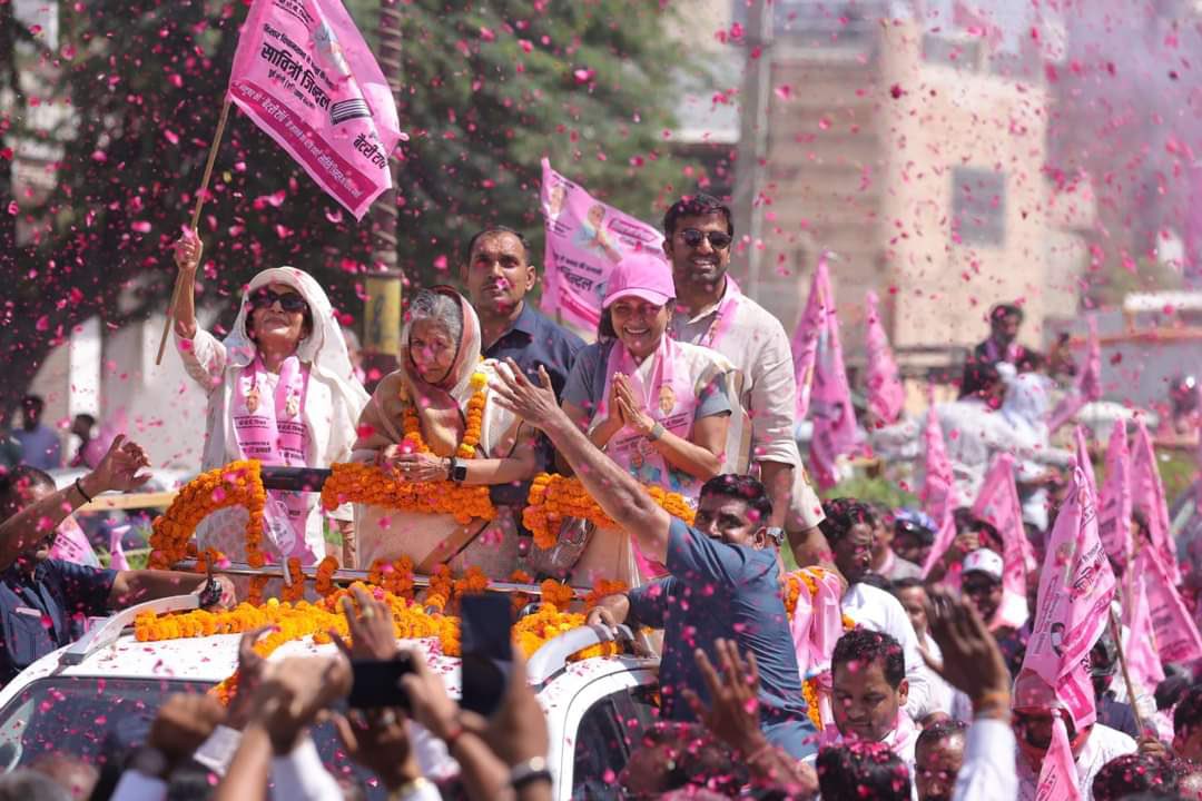 ParthJindal11's tweet image. A very proud grandson - my dadi @SavitriJindal is standing as an independent in Hisar and is going to win! We are fighting for development and for Hisar and there is no person better than my dadi to serve the people of Hisar. She has dedicated her life to our Hisar family. I had…